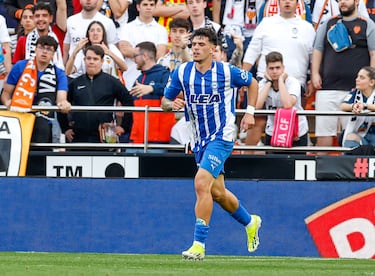 Su primera diana del curso sirvió para certificar la permanencia del Alavés. El lateral sacó petróleo de la estrategia. Carlos Vicente botó un córner y, de repente, apareció Javi López libre de marca para poner el 0-1 con un tiro cruzado. Un golazo que aderezó con una buena actuación en su parcela, frenando a Peter Federico.