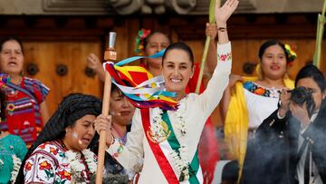 Mexico's new President Claudia Sheinbaum holds the "baton of command" during a ceremony at Zocalo Square in Mexico City, Mexico October 1, 2024. REUTERS/Daniel Becerril