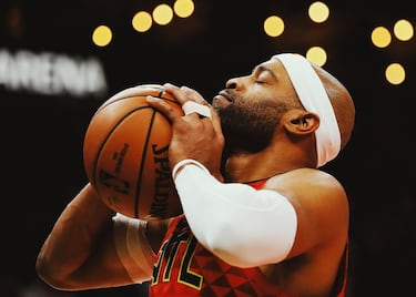 El hombre capaz de alterar la ley de la gravedad dijo adiós hace apenas un año. Carter fue uno de esos jugadores únicos, plásticos, molones de una NBA que no le recompensó con ningún anillo, pero si con ocho all star y uno de los mejores concursos de mates de siempre (Oakland, 2000). El escolta-alero se retiró como el jugador con más temporada en la Liga (22) y como el único en la historia en disfrutar del baloncesto en cuatro décadas diferentes entre Toronto, Nueva Jersey, Orlando, Phoenix, Dallas, Memphis, Sacramento y Atlanta. 