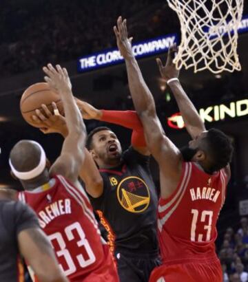 Leandro Barbosa intenta encestar ante James Harden y Corey Brewer.