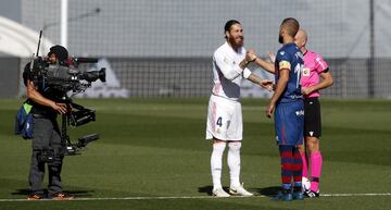 Saludo entre los capitanes Sergio Ramos y Pulido.