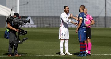 Saludo entre los capitanes Sergio Ramos y Pulido. 