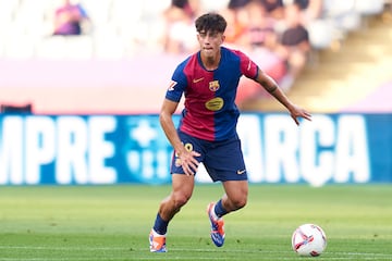 Para muchos, el nuevo Sergio Busquets. Tuvo una aparici¨®n asombrosa, apropi¨¢ndose del pivote defensivo en los primeros partidos, pero una grav¨ªsima lesi¨®n en la tercera jornada ante el Rayo, le arrebat¨® cualquier ilusi¨®n. Se le espera para septiembre.