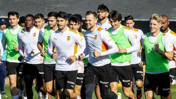 Los jugadores del Valencia, en un entrenamiento. 