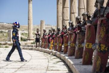 Exhibición del piloto Red Bull Pierre Gasly en las ruinas de Jerash, Jordania.