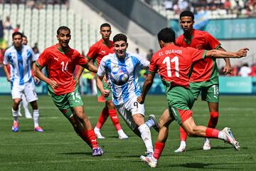 (From L) Morocco's midfielder #14 Oussama Targhalline, Argentina's forward #09 Julian Alvarez, Morocco's defender #11 Zakaria El Ouahdi and Morocco's midfielder #18 Amir Richardson go for the ball in the men's group B football match between Argentina and Morocco during the Paris 2024 Olympic Games at the Geoffroy-Guichard Stadium in Saint-Etienne on July 24, 2024. (Photo by Arnaud FINISTRE / AFP)