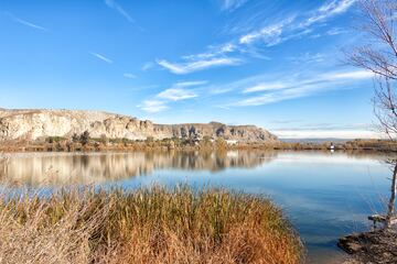 Para los aficionados a los atardeceres naturales traemos el paisaje de la Laguna del Campillo, ubicada en la cuenca baja del río Jarama. En esta zona abundan los humedales que permiten paisajes como el de la imagen, rodeado por el bosque de ribera del propio río Jarama. Especialmente recomendable es también la Laguna de las Madres.