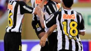 Santos deja al Áurich al borde de la eliminación