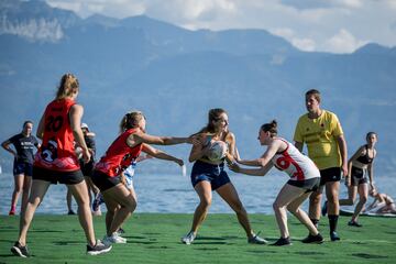 Curiosas fotografías tomadas desde el aire en la que se observa a un grupo de jugadores luchando por el balón en un campo de rugby flotante en el lago Lemán durante el Water Rugby Lausanne, un insólito torneo de tres días organizado por LUC Rugby que reunió a más de 240 jugadores en Lausana, en el oeste de Suiza.