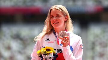 Tokyo 2020 Olympics - Athletics - Women&#039;s 800m - Medal Ceremony - Olympic Stadium, Tokyo, Japan - August 4, 2021. Silver medalist Keely Hodgkinson of Britain poses with her medal REUTERS/Lindsey Wasson