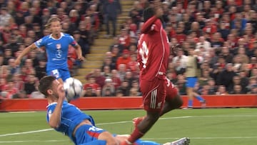 El VAR corrige un incomprensible error del árbitro: “No es penalti”