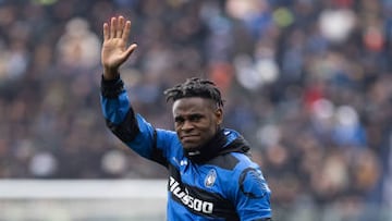 Duván Zapata saluda a su afición en el juego ante Napoli