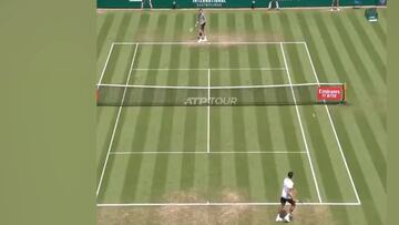 Entre la innovación y el ridículo: el curioso saque que desató risas del comentarista