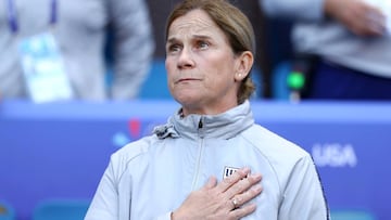 Jill Ellis con la mano en el pecho durante el himno de Estados Unidos.