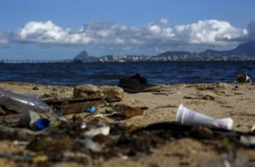 Este es el aspecto de la Bahía de Guanabara, a menos de 500 días de antelación de los JJOO de Río 2016. A pesar de millones de dólares de inversión en los últimos años, la bahía todavía apesta a aguas residuales.