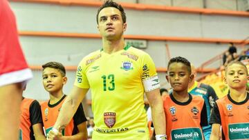 Falcao salta al campo con el dorsal 13 en la camiseta antes de un partido amistoso entre las selecciones de f&uacute;tbol sala de Brasil y Costa Rica.