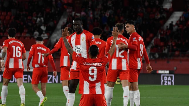 El Almería se sube al tren del ascenso directo