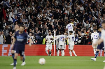 3-1. Karim Benzema celebra el tercer gol que marca de penalti.