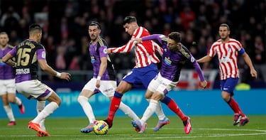 El jugador del Atlético de Madrid, Álvaro Morata, trata de controlar el balón ante la defensa vallisoletana. 
