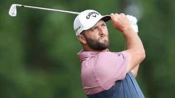 El golfista espa&ntilde;ol Jon Rahm golpea una bola durante la segunda jornada del PGA Championship en el Southern Hills Country Club de Tulsa, Oklahoma.