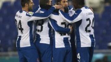 Los jugadores del Espanyol felicitan al portugués Simao Sabrosa, tras conseguir éste el primer gol ante el Real Jaén.