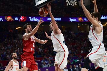 Melih Mahmutoglu siendo defendido por Pau Gasol.