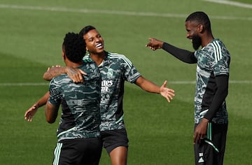 Rodrygo se abraza con Militao y Rüdiger durante un entrenamiento.