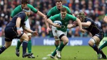 El irlandés Paddy Jackson intenta zafarse del escocés Kellw Brown.