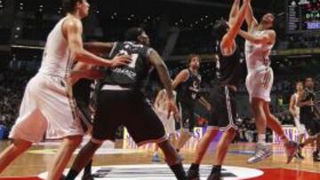 <b>TRASPIÉ BLANCO. </b>Felipe Reyes lanza un gancho, que acaba en canasta, delante de Banic. El Madrid tropezó por sus fallos defensivos.