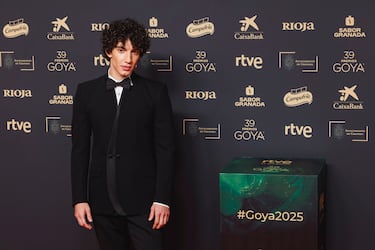 El actor chileno Jorge López posa en la alfombra roja de los Premios Goya.