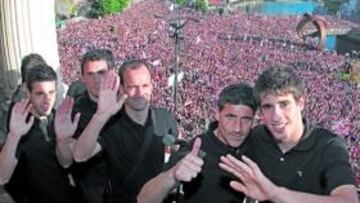 <b>APOTEOSIS EN BILBAO. </b>Susaeta, Ustaritz, Etxeberria, Armando, Javi Martínez y Caparrós (de espaldas) saludan a orillas de la ría.