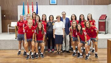La selección femenina de fútbol sala en el Ayuntamiento de Leganés.