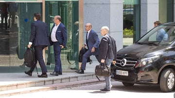 Los representantes legales de Rodrigo Hern&aacute;ndez, entrando en la sede de LaLiga.