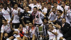 Jugadores del Valencia posan con el trofeo de Copa del Rey tras ganar al Getafe por 3-1 en el Vicente Calder&oacute;n. 