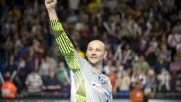 Saric, portero del Barcelona, premiado como mejor jugador de la pasada temporada de balonmano, junto a su compa&ntilde;ero de equipo Karabatic.