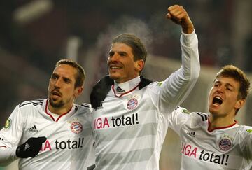 El delantero de ascendencia española era el referente del Stuttgart campeón de Alemania en 2007. En 2009 el Bayern fichó al delantero internacional con Alemania