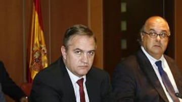 <b>A FAVOR. </b>Astiazarán, en el centro, en una Asamblea de la LFP.