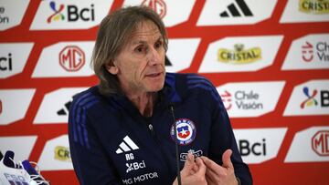 Futbol, Seleccion Chilena
El entrenador de la seleccion chilena Ricardo Gareca realiza conferencia donde entrega la nomina para la proxima doble fecha por las eliminatorias para la Copa Mundial FIFA 2026 en las dependencia de Juan Pinto Duran, Santiago, Chile.
27/9/2024
Javier Salvo/Photosport
Football, Chilean National Team
The coach of the Chilean team Ricardo Gareca holds a conference where he delivers the payroll for the next double date for the qualifiers for the 2026 FIFA World Cup at the Juan Pinto Duran office, Santiago, Chile.
27/9/2024
Javier Salvo/Photosport