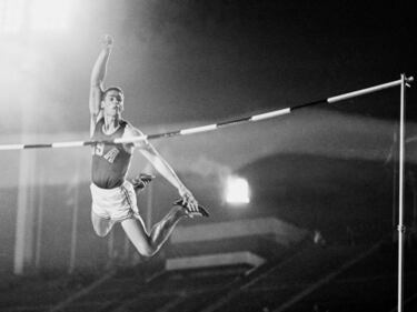 La mayor innovación de los Juegos de Tokio fue la incorporación de las pértigas de fibra de vidrio, lo que dio lugar a que el estadounidense Fred Hansen batiera el récord mundial por 40 centímetros, eso sí, tras nueve horas de intensa competición.