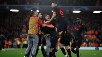 Los jugadores del Atl&eacute;tico celebran uno de los goles de Llorente al Liverpool. 