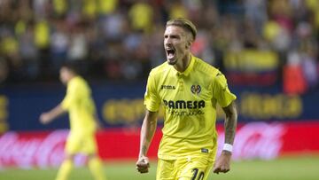 GRA402. VILLARREAL. 10/09/2017.- El centrocampista del Villarreal Samu Castillejo celebra su gol, segundo de su equipo ante el Real Betis, durante el partido de la tercera jornada de Liga en Primera División que se juega esta tarde en el estadio de La Cerámica, en Villarreal. EFE/Domenech Castelló