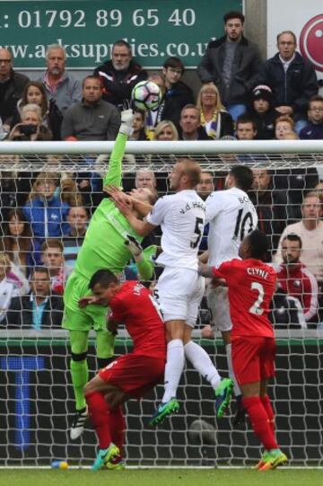 Firmino and Milner make it 4 wins on the trot for Liverpool