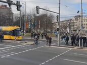 Dos hinchadas rivales de Alemania se cruzan en medio de una protesta y lo que ocurre es sorprendente