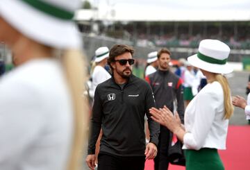 Fernando Alonso en el pit lane.