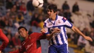 Oliveira, que estuvo activo pero sin demasiado acierto, pugna por un bal&oacute;n a&eacute;reo con un defensor del Mallorca.