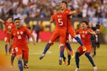 Jugadores de Chile celebran al ganar la Copa América Centenario hoy, domingo 26 de junio de 2016, luego de vencer a Argentina en el estadio MetLife de East Rutherford, Nueva Jersey (EE.UU.). EFE/MAURICIO DUEÑAS CASTAÑEDA