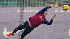 GRAFCAT8920. BARCELONA, 30/01/2024.- El portero del FC Barcelona Marc-André ter Stegen durante el entrenamiento que el equipo azulgrana ha realizado este martes en la ciudad deportiva Joan Gamper. EFE/Alejandro García
