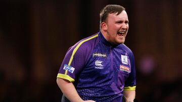 El inglés Luke Littler celebra una tirada durante su partido de semifinales ante Rob Cross en el Paddy Power World Darts Championship, el Mundial de Dardos, en el Alexandra Palace de Londres.