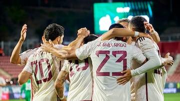 Jugadores de la Selección Mexicana festejan el gol en contra de Irak.