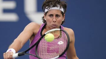 Carla Su&aacute;rez devuelve una bola ante Timea Babos durante su partido de primera ronda en el US Open en el USTA National Tennis Center en Flushing Meadows, New York.